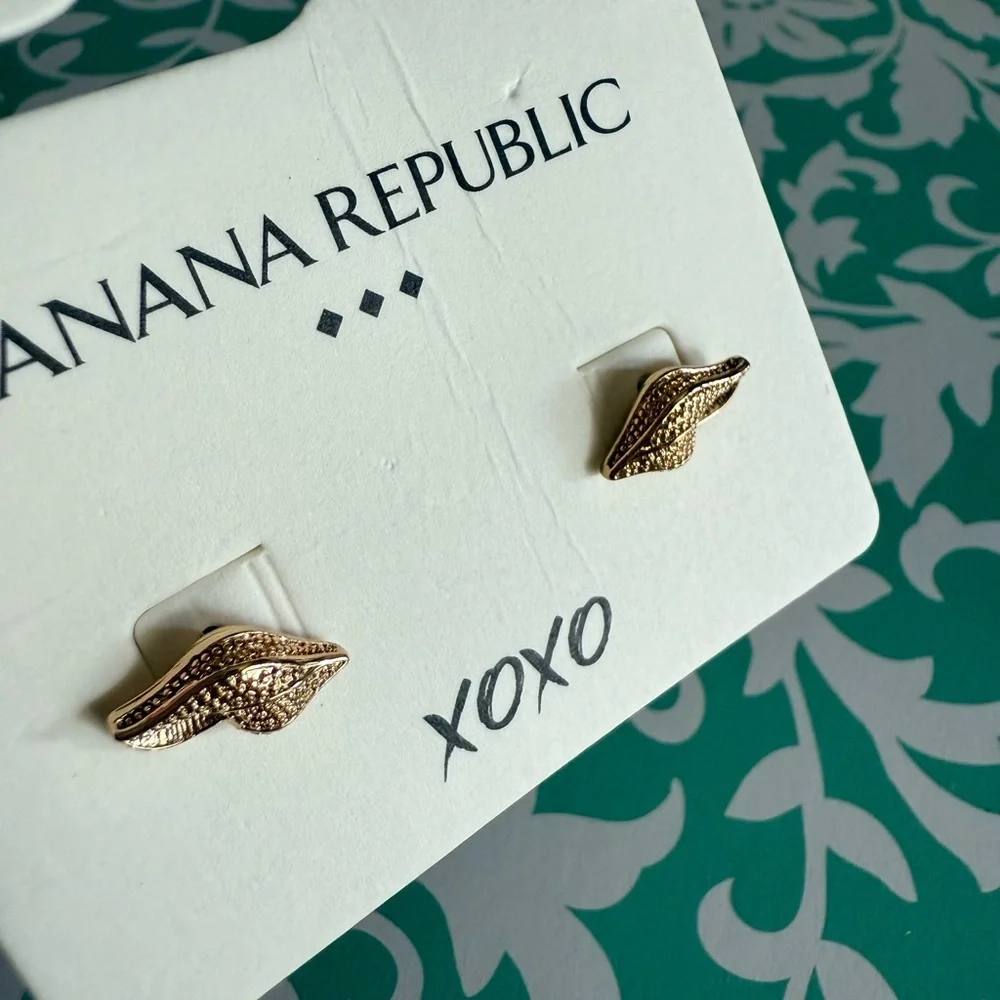 Banana Republic Gold-Tone Seashells Stud Earrings. New with tags
